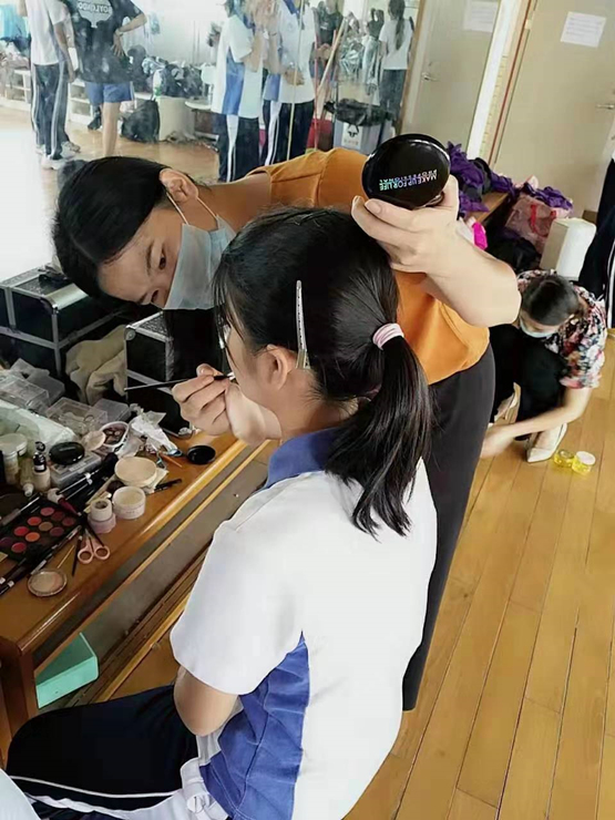 学习化妆培训来东莞精英美容美发学校